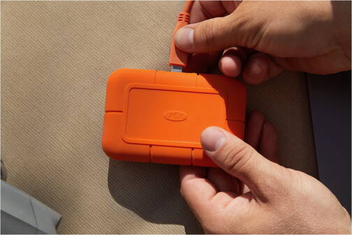 LACIE-1-TB-Rugged-SSD-Orange-05.