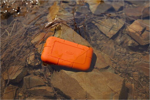 LACIE-1-TB-Rugged-SSD-Orange-06.